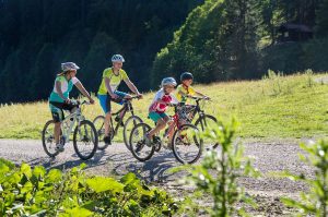 Familienspaß für Groß und Klein auf den neuen Radwegen im Allgäu. - Foto: Pfronten Tourismus / E. Reiter