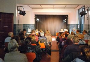 Gebannt warten die Zuschauer auf dem Beginn der Vorstellung im Theater „Halbe Treppe“.