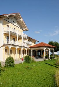 Gut Edermann in der Seitenansicht, mit dem Eingangspavillon. - Foto: Hotel Gut Edermann