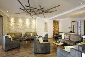 Stylisch kommt die Lounge daher. - Foto: Hotel Gut Edermann