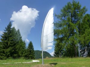 Eines der Werkstücke stellt eine Vogel- oder Schreibfeder dar. - Foto: Val Gardena/Gröden Marketing