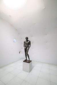 Der antike Frauenschwarm Apoxyomenos im neuen Designmuseum auf der Insel Losinj. - Foto: Museum des Apoxyomenos