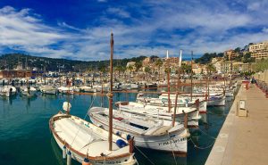 In dem kleinen Hafenstädtchen Puerto Soller lässt es sich besonders gut flanieren. - Foto: fincallorca