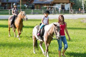 Reiten gehört im Feriendorf Holzleb'n zum Freizeitangebot für Kinder. 