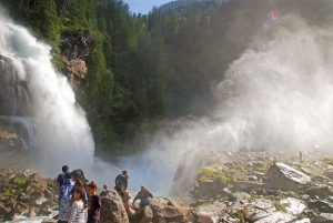 Für Kinder, die von allergischem Asthma geplagt sind, ist ein Aufenthalt bei den Krimmler Wasserfällen eine Wohltat. - Foto: Tourismusverband Krimml