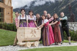 Familienfoto mit der Seniorchefin Paula Volgger (Zweite von links) und ihren acht Kindern. - Foto: Hotel Plunhof.