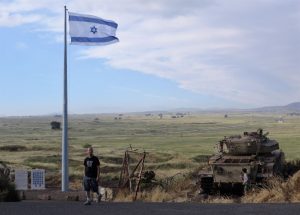 Überbleibsel des Sechs-Tage-Krieges, in dem Israel die Golan-Höhen einnahm. Links neben der Fahne stehen zwei Gedenksteine, die an Gefallene Israelis erinnern.