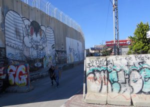 Die Grenzmauer zwischen dem palästinischen Autonomiegebiet und Israel; hier die Mauer in Bethlehem von palästinensischer Seite aufgenommen.