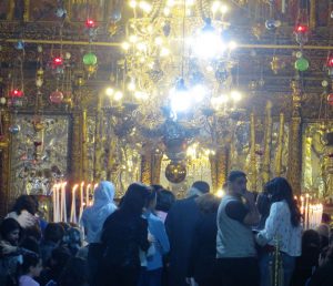 Vor der Grotte in der Geburtskirche von Bethlehem feiern Christen Gottesdienst und Besucher werden dementsprechend fern gehalten, auch wenn sie sich vorher durch ein nur 1,20 Meter hohes Portal gezwängt haben. Dieser schmale Spalt sollte das Eindringen der Mamelucken zu Pferd verhindern.