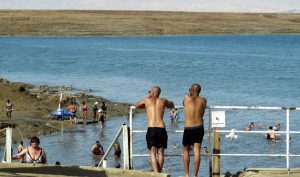 Das Tote Meer ist die tiefste Stelle der Erdoberfläche und wegen seines hohen Salzgehaltes leben darin weder Pflanzen noch Tiere. Nur Menschen können im Wasser ein Bad nehmen oder sich mit dem Schlamm am Ufer einreiben, was heilende Wirkung haben soll.