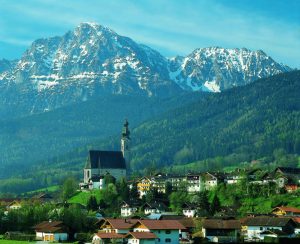 Stolz thront die Pfarrkirche über der Ortschaft Anger. - Foto: Berchtesgadener Land Tourismus
