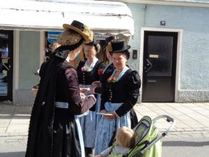 An Sonn- und Feiertagen wird die einheimische Tracht zur Schau gestellt. - Foto: Dieter Warnick