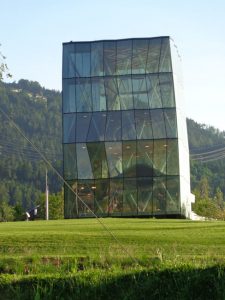 Fassade des Spielturms besteht aus 160 kristallinen Facetten, wobei keine der anderen gleicht. - Foto: Dieter Warnick