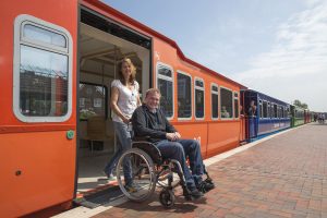 Barrierefrei: Die Erholung beginnt schon bei der Anreise. Fähren bringen die Urlauber auf die größtenteils autofreien Eilande. Auf den Inseln selbst geht es gemächlich zu: wie z.B. mit der barrierefreien Kleinbahn auf Langeoog