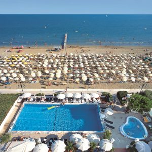 Blick auf Pool und Meer. Foto: Hotel Anthony