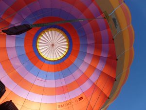 Buntes Spektakel am Himmel: In der kalten und klaren Winterluft ist die Sicht besonders gut. Foto: © Ammergauer Alpen GmbH; Fotograf: Gerti Lang