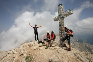 Es ist geschafft, das Gipfelkreuz des Weißhorns ist erreicht. - Foto: Tourismusverein Deutschnofen