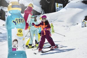 Neben Spiel und Spaß werden Skitechniken wie zum Beispiel das Bremsen fast schon nebenbei erlernt. - Foto: Silvapark Galtür / Andre Schönherr 
