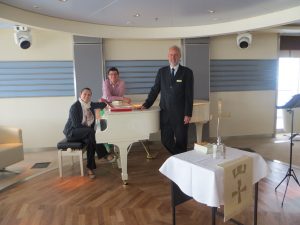 Künstler bereichern den Gottesdienst an Bord.
