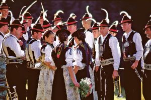 : "Fesche Madln" und "resche Buam" - im Sarntal führt der Weg über die Musik zueinander.