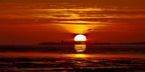 Sonnenuntergang am Wattenmeer, ein ganz besonderes Naturspektakel. - Foto: Nordseeheilbad Cuxhaven