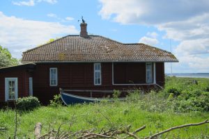 Holzhaus und Holzboot auf Langeland.