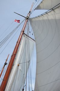 Unter vollen Segeln macht die Albin Köbis gute Fahrt.