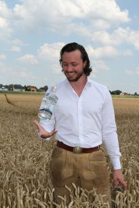 Johannes Schlemmer auf seinem Feld.