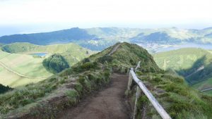 Vom Pico da Cruz überblickt man die Krater- und Seenlandschaft.