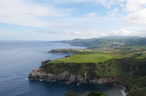 Die Küste erinnert an Irland.