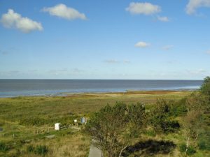 auf Nordsee und ausgedehnte Salzwiesen. - Foto: Dieter Warnick