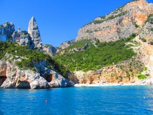 Schroffe Felsen, türkisblaues Wasser - das ist Sardinien.