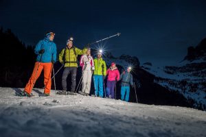 Die Teilnehmer können wählen zwischen Langlaufen im Mondschein, oder der geführten, zweistündigen Schneeschuhnacht. - Foto: www.valgardena.it