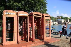 Die alten englischen Telefonzellen sind ein beliebtes Fotomotiv in St. Geroge's.. 