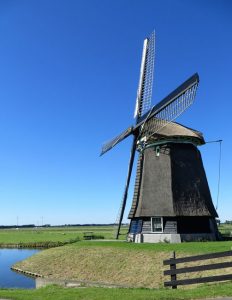 Windmühlen: Neben Blumen und Vögeln ein weiterer Blickfang in Holland, wo sie seit dem 14. Jahrhundert zur Entwässerung eingesetzt wurden, um das Wasser aus den Poldern in mehreren Stufen über die Dämme zu heben. Damit waren Windmühlen die leistungsstärksten Kraftmaschinen der vorindustriellen Zeit.