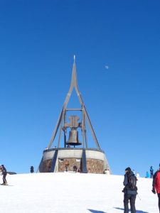 Concordia 2000 ist der Name der Glocke auf dem Gipfel des Kronplatzes. Sie wurde im Sommer 2003 anlässlich des 25-jährigen Bestehens des Skigebietes Kronplatz an der Spitze einer Aussichtsplattform installiert, und soll auch an die Erschließungspioniere des Kronplatzes erinnern. - Foto: Dieter Warnick