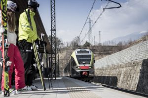 Ein Highlight ist der Ski-Pustertal-Express, die direkte Anbindung vom Zug ins Skigebiet Kronplatz. Er führt von Franzensfeste aus über Bruneck, Percha und Vierschach im Hochpustertal nach Lienz/Osttirol. In Percha kann man vom Zug aus direkt in die Gondel zum Kronplatz steigen. - Foto: Manuel Kottersteger