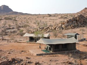 Fünf Doppelzelte und ein Hauptzelt fügen sich harmonisch in die karge und zugleich spektakuläre Landschaft ein. - Foto: KPRN