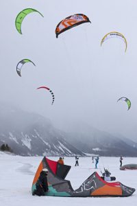 Ein Eldorado für Snowkiter ist der zugefrorene Reschensee; regelmäßig finden dort nationale und internationale Wettkämpfe statt. - Foto: Vinschgau Marketing / Frieder Blickle