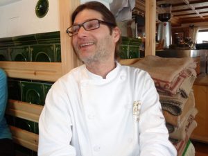 : Lässt sich in seinem Gourmetrestaurant "Kuppelrain" in Kastelbell von regionalen Produkten inspirieren: Haubenkoch Jörg Trafoier. - Foto: Dieter Warnick