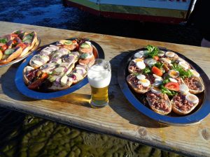 Ein Gastronom von der Insel Neuwerk hatte die Idee, Wattwanderer mit Fischbrötchen und Getränken zu versorgen. - Foto: Dieter Warnick