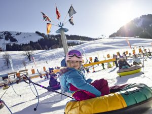 Auf dem "Hexenkinderland" unterhalb der "Kinderkornkammer" Söll vergnügen sich kleine Urlauber auf dem Reifen-Karussell. - Foto: TVB Wilder Kaiser