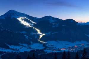 Weithin sichtbar ist die Nachtpiste von Söll. - Foto: Ferienregion Wilder Kaiser