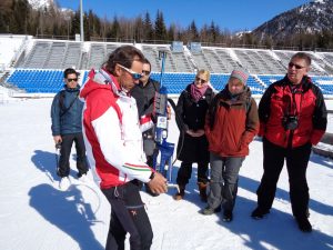 Biathlon-Trainer Willi gibt erste Anweisungen und erklärt den Umgang mit dem Kleinkalibergewehr. - Foto: Dieter Warnick