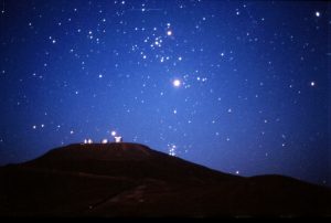 Das Very Large Telescope in Chile mit Sternenhimmel. Foto: Christian Wolter