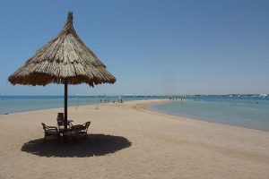 Am Strand von Hurghada. Foto: Von reisedoktor.com - reisedoktor.com, CC BY-SA 3.0, https://commons.wikimedia.org/w/index.php?curid=17570607