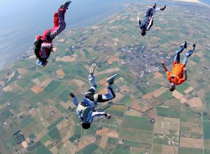 Das Texeler Paracentrum hat sich in seiner 35-jährigen Existenz auf dem Flugplatz Texel einen guten Ruf erworben. Sie können hier ruhigen Gewissens den First Jump Course buchen, der eine eintägige Grundausbildung umfasst, an dessen Ende Ihr erster Fallschirmsprung steht.