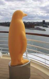 Der gelbe Pinguin im Ausguck über Deck 15 (Bild: Oliver Richter)