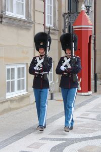 Soldaten der Königlichen Leibgarde vor Schloss Amalienborg (Bild: Oliver Richter)
