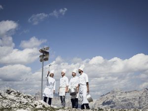 Sterneköche kredenzen in Alta Badia den gesamten Sommer lang auf den Berghütten entlang der Waderwege im Gadertal schmackhafte Gourmet-Gerichte. - Foto: André Schoenherr